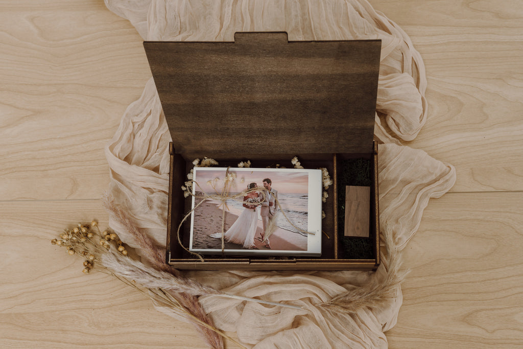 Scatola porta foto in legno tinta noce con vano USB – perfetta per foto e regali