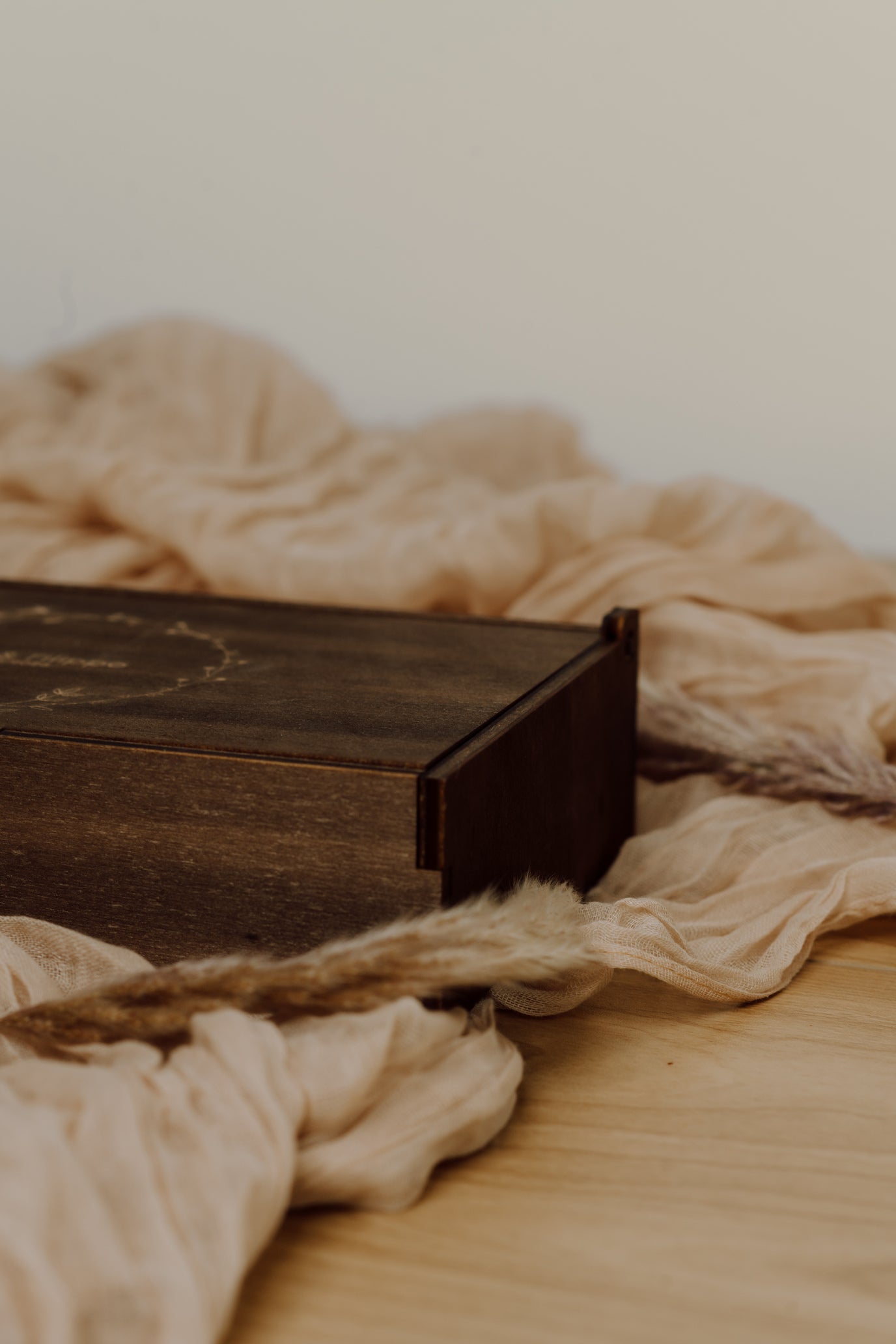 Scatola porta foto in legno tinta noce con vano USB – perfetta per foto e regali
