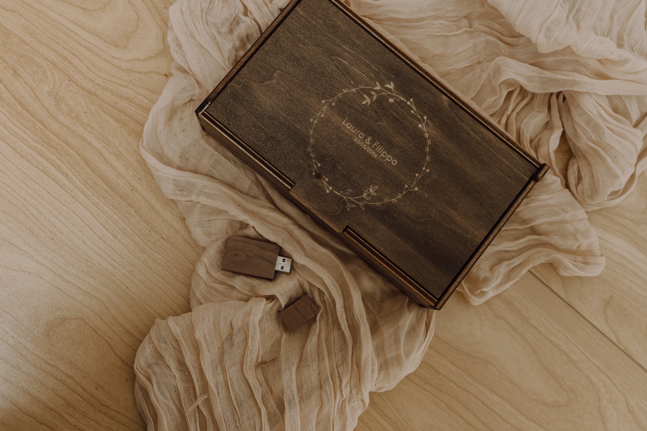 Scatola porta foto in legno tinta noce con vano USB – perfetta per foto e regali