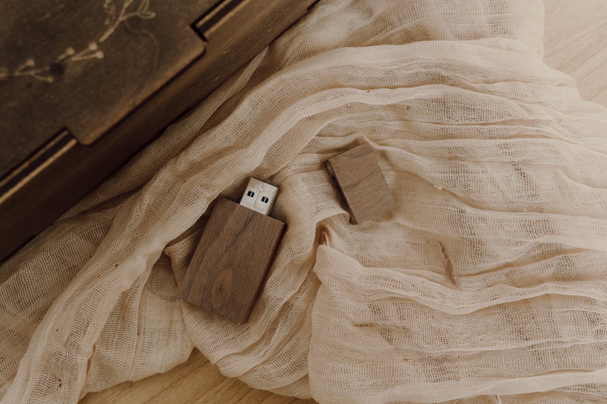 Scatola porta foto in legno tinta noce con vano USB – perfetta per foto e regali