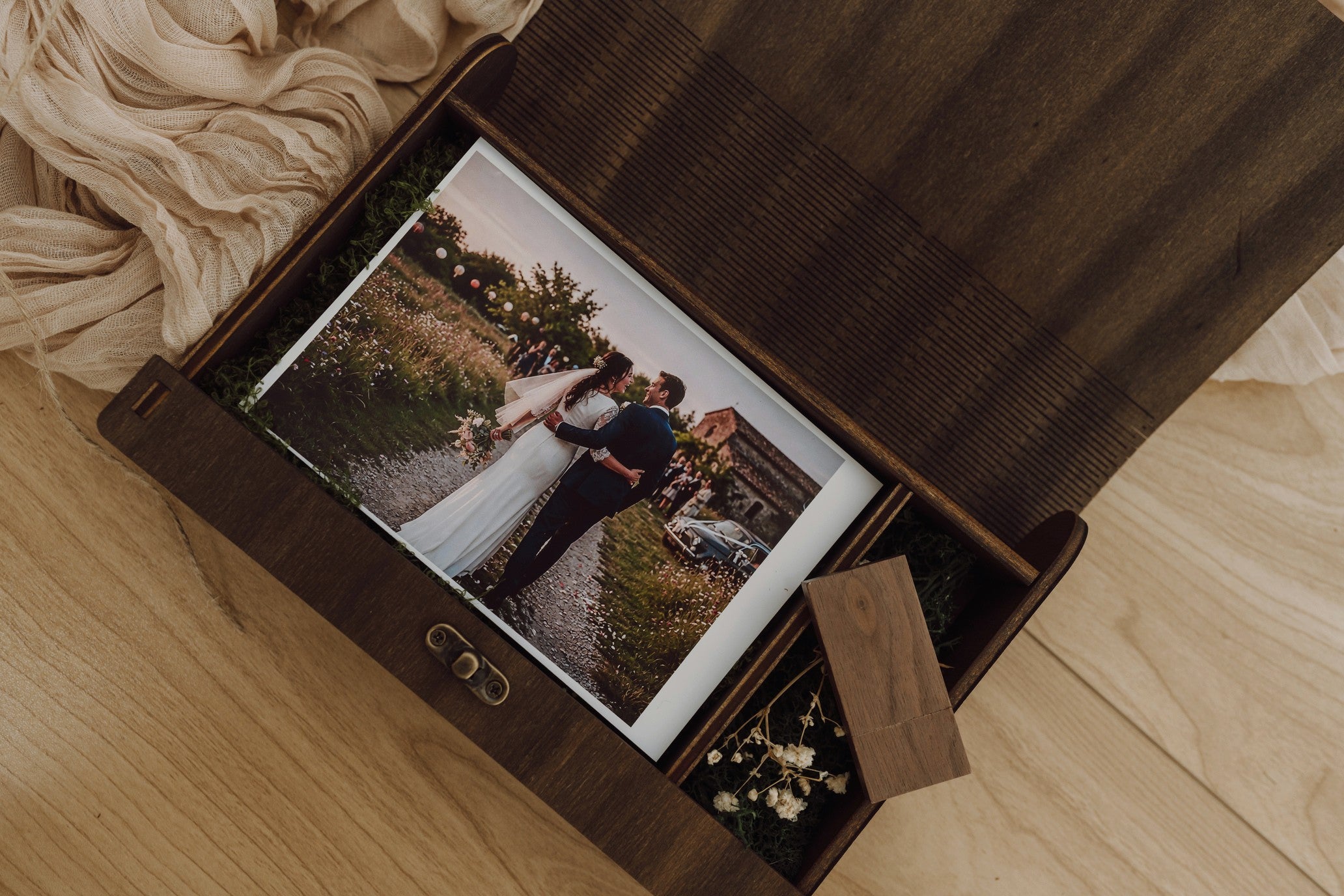 Scatola porta foto in legno tinta noce pieghevole con vano USB – perfetta per foto e regali