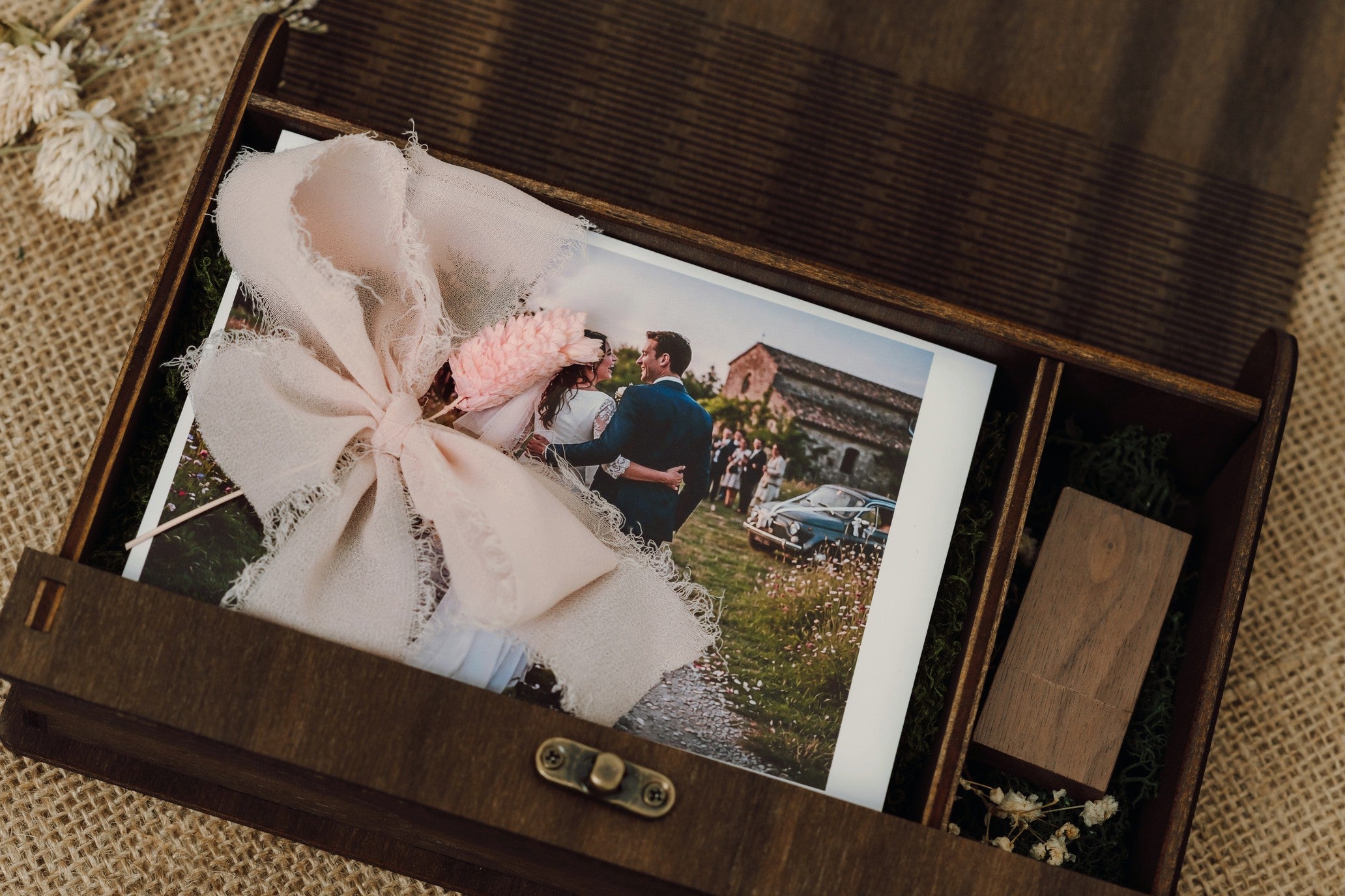 Scatola porta foto in legno tinta noce pieghevole con vano USB – perfetta per foto e regali