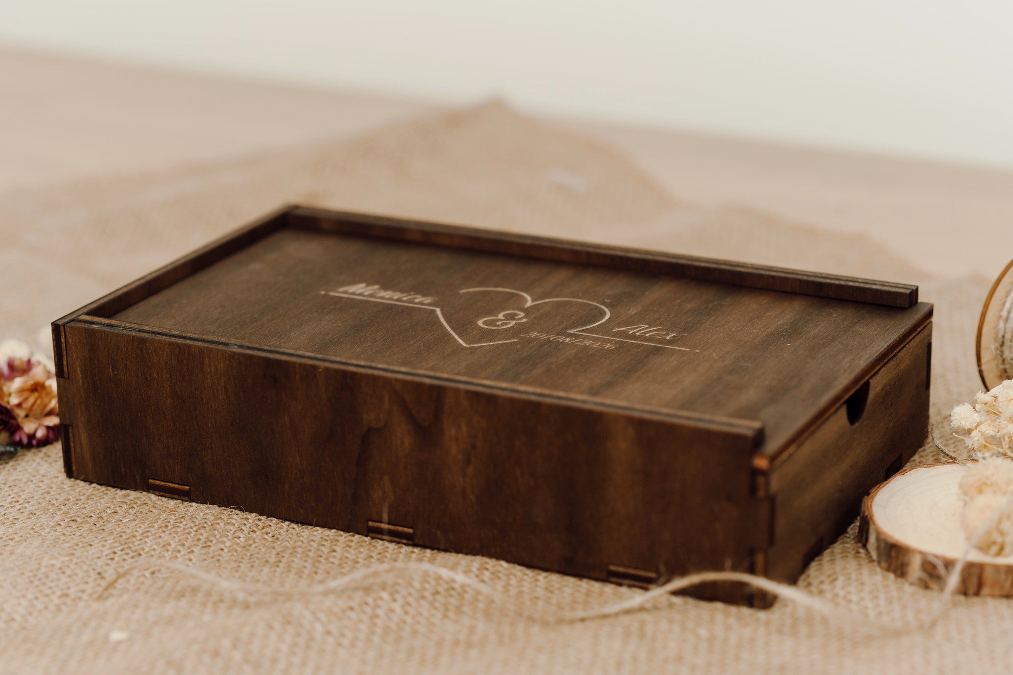 Scatola porta foto in legno tinta noce coperchio scorrevole con vano USB – perfetta per foto e regali