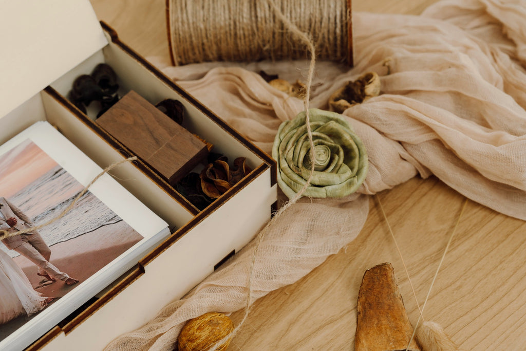 Scatola porta foto in legno naturale con vano USB – perfetta per foto e regali