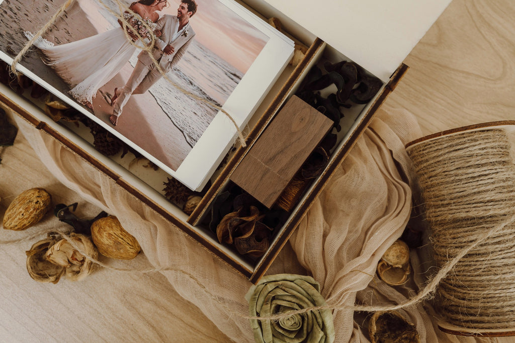 Scatola porta foto in legno naturale pieghevole con vano USB – perfetta per foto e regali