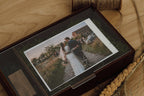 Scatola porta foto in legno tinta noce coperchio in acrilico trasparente con vano USB – perfetta per foto e regali
