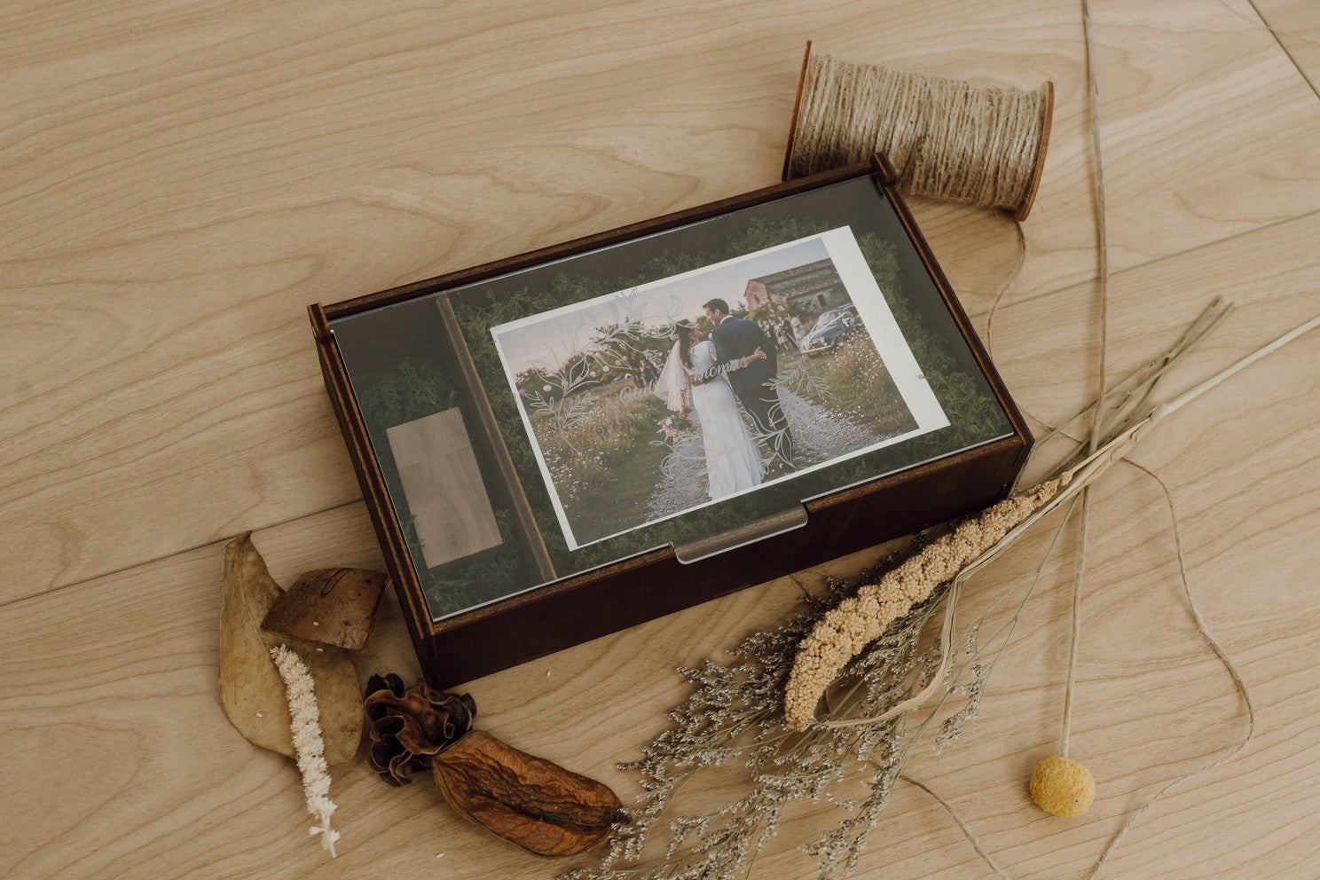 Scatola porta foto in legno tinta noce coperchio in acrilico trasparente con vano USB – perfetta per foto e regali