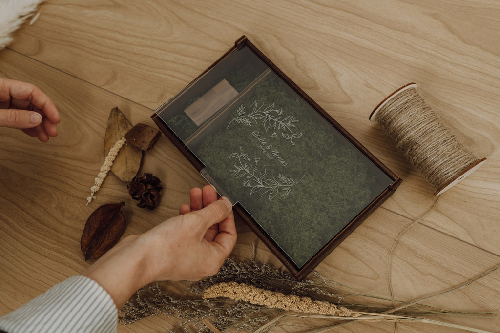Scatola porta foto in legno tinta noce coperchio in acrilico trasparente con vano USB – perfetta per foto e regali